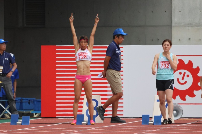 【第107回日本選手権】女子100m予選3組　スタート前、声援に応える君嶋愛梨沙 