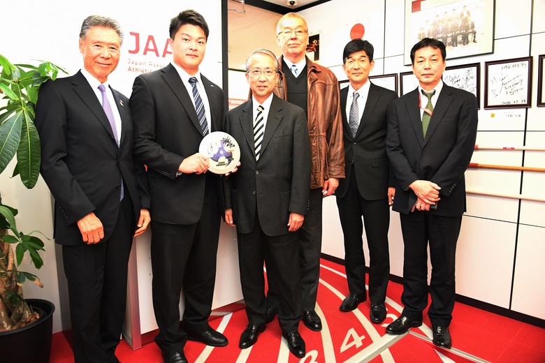 【円盤投】新旧日本記録保持者、川崎氏、堤選手が日本陸連を訪問