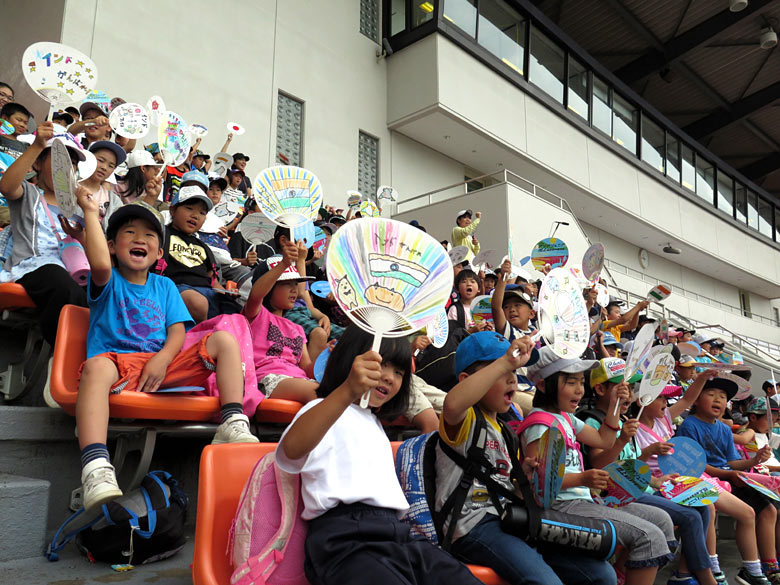 1校1国応援運動：熱心に声援を送る山岡小学校の皆さん