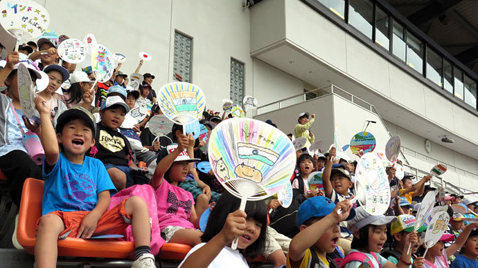 1校1国応援運動：熱心に声援を送る山岡小学校の皆さん