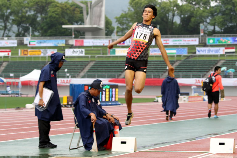 男子走幅跳で優勝した酒井由吾選手の見事な跳躍