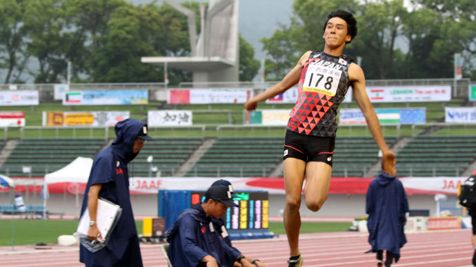 男子走幅跳で優勝した酒井由吾選手の見事な跳躍