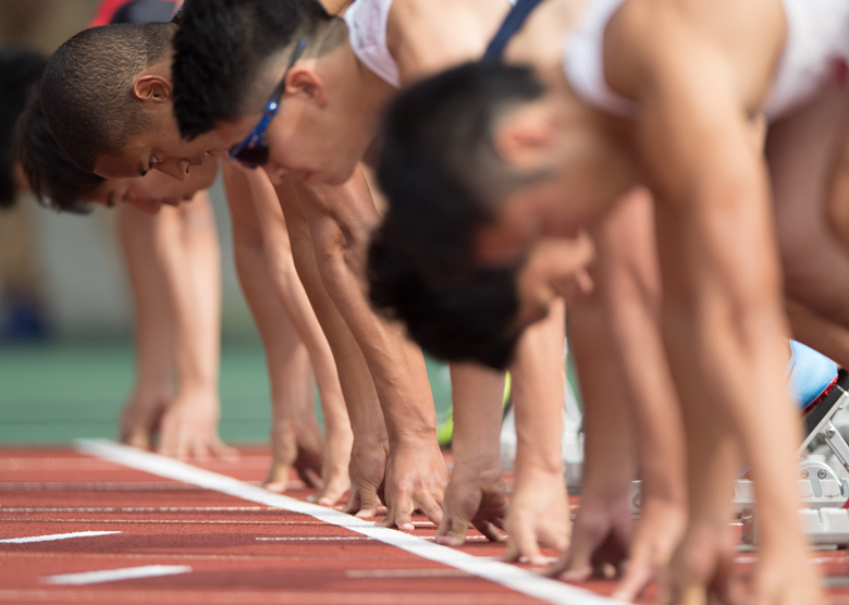 緊張感が伝わる100mのスタートの瞬間