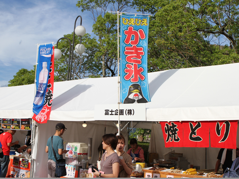 競技場の外には飲食店がズラリ