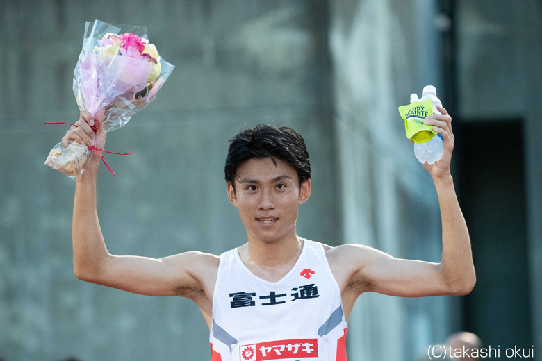 男子5000mで優勝した松枝博輝選手