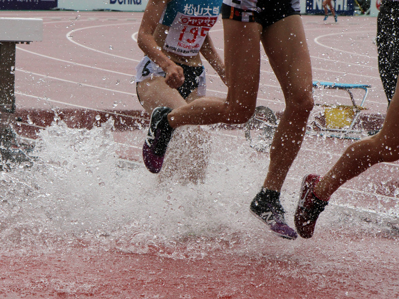 選手たちが水濠を駆け抜ける