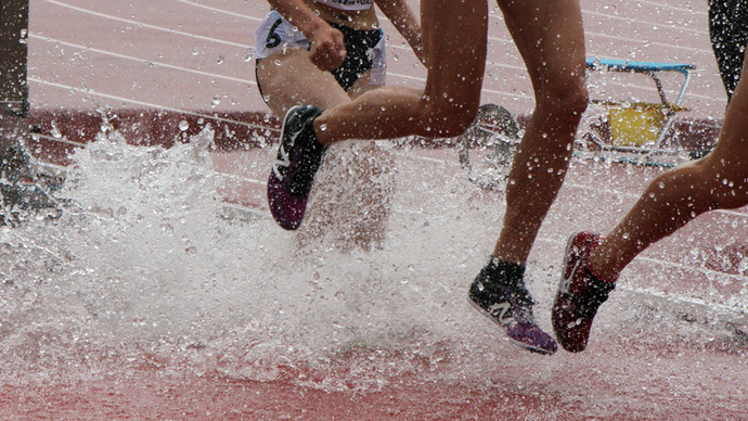 選手たちが水濠を駆け抜ける