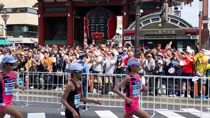 【MGC】15km付近の浅草・雷門前を通過する選手たち