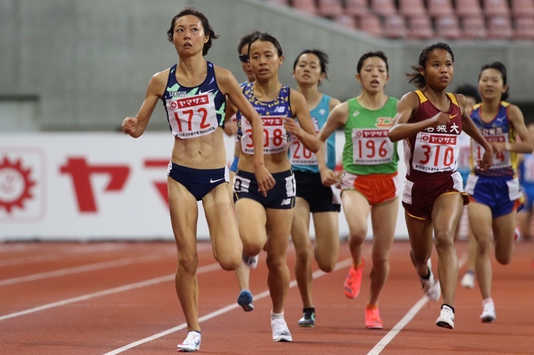 卜部蘭が予選1組をトップ通過【女子1500m】