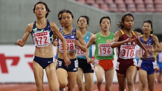 卜部蘭が予選1組をトップ通過【女子1500m】