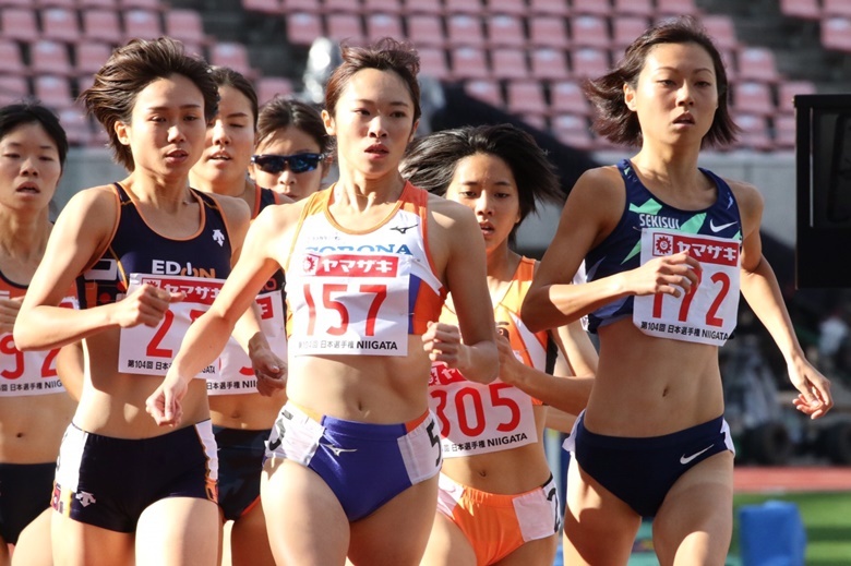 卜部は冷静な走りで1着【女子800m】