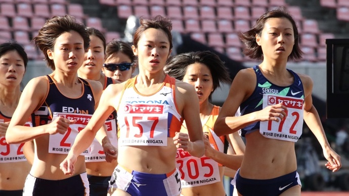 卜部は冷静な走りで1着【女子800m】