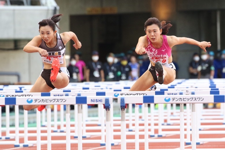 競り合う鈴木美帆と金井まるみ【女子100mH】