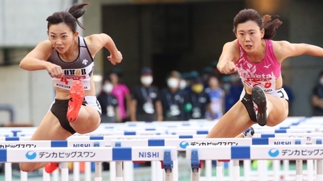 競り合う鈴木美帆と金井まるみ【女子100mH】