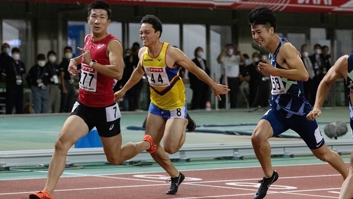 桐生が先頭でゴールになだれ込む【男子100m】