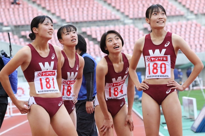 電光掲示板を見つめる早稲田大の4人【女子400mH】