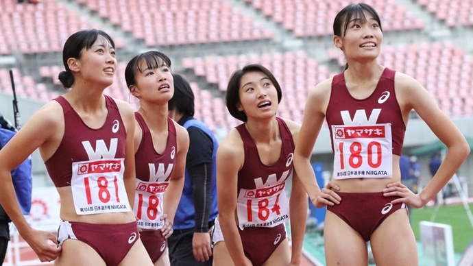 電光掲示板を見つめる早稲田大の4人【女子400mH】