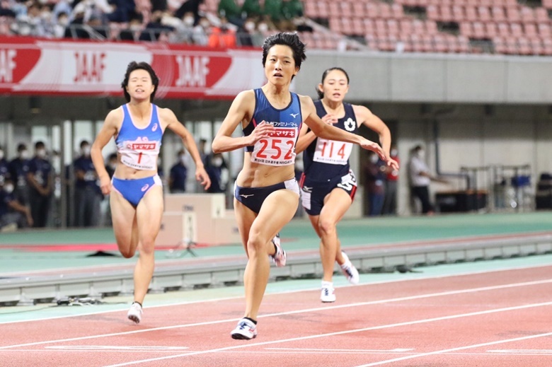 鶴田玲美が自己ベストで初制覇【女子200m】