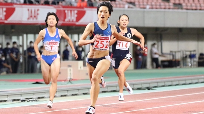 鶴田玲美が自己ベストで初制覇【女子200m】