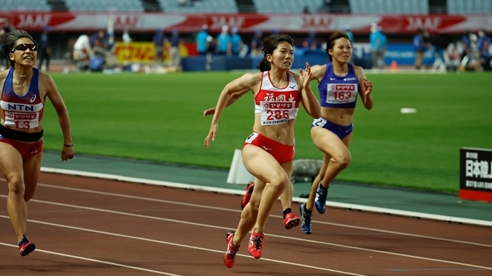 先頭で駆け抜ける兒玉芽生【女子100m】