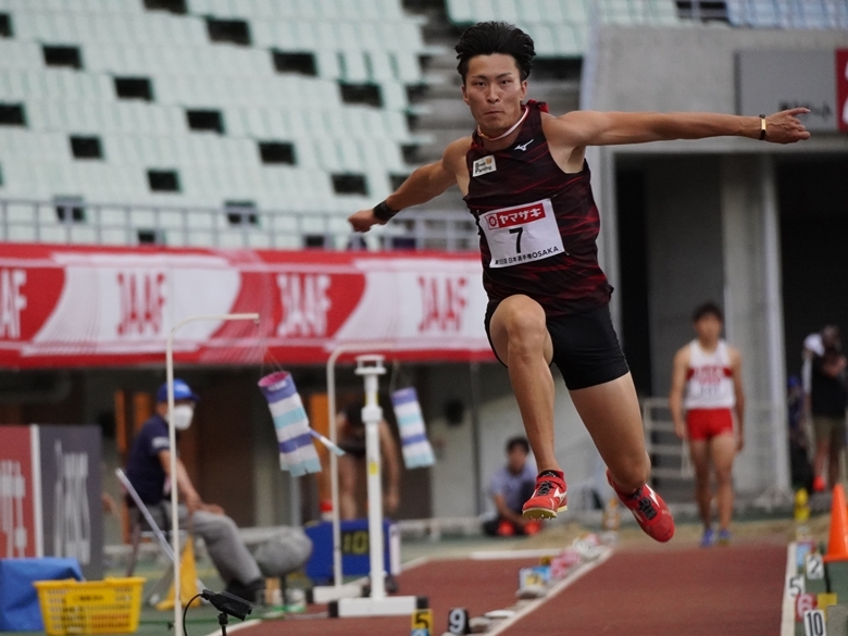 5回目の試技で1位に躍り出た山下が優勝【男子三段跳】