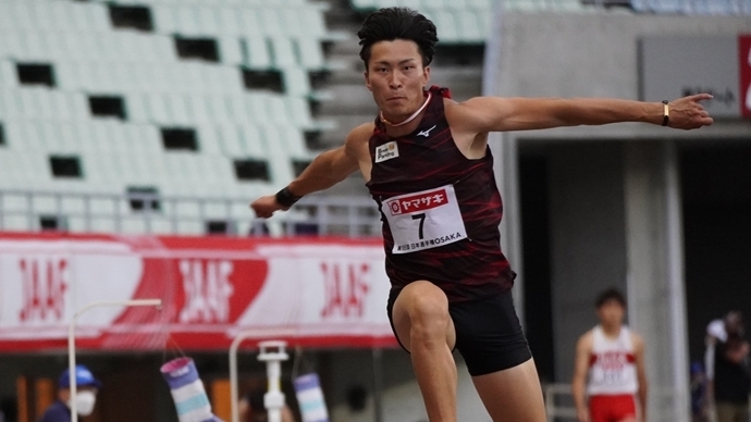 5回目の試技で1位に躍り出た山下が優勝【男子三段跳】