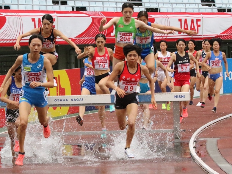 水濠を越えていく選手たち【女子3000m障害】