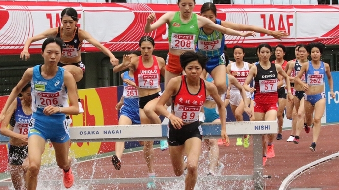 水濠を越えていく選手たち【女子3000m障害】