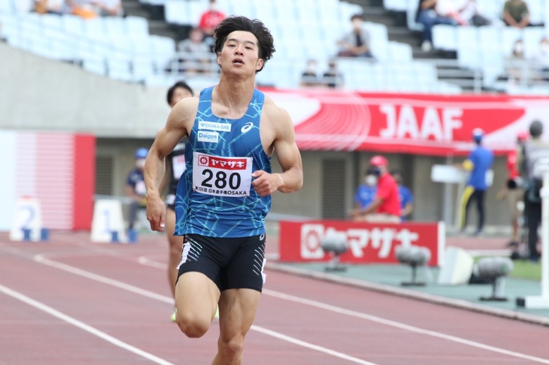 坂井隆一郎が予選3組トップ【男子100m】