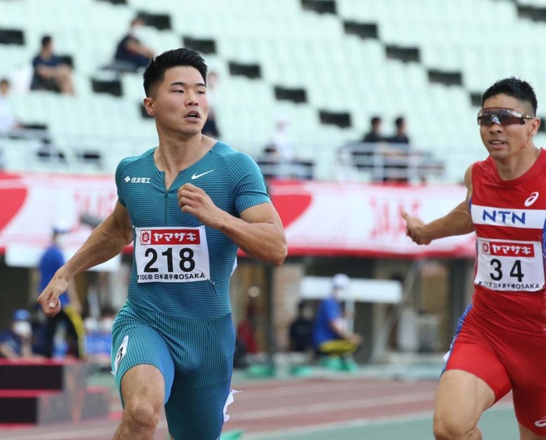 予選6組トップは小池祐貴（住友電工・大阪／写真左）【男子100m】