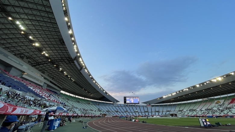 夕闇のせまる大阪・ヤンマースタジアム長居