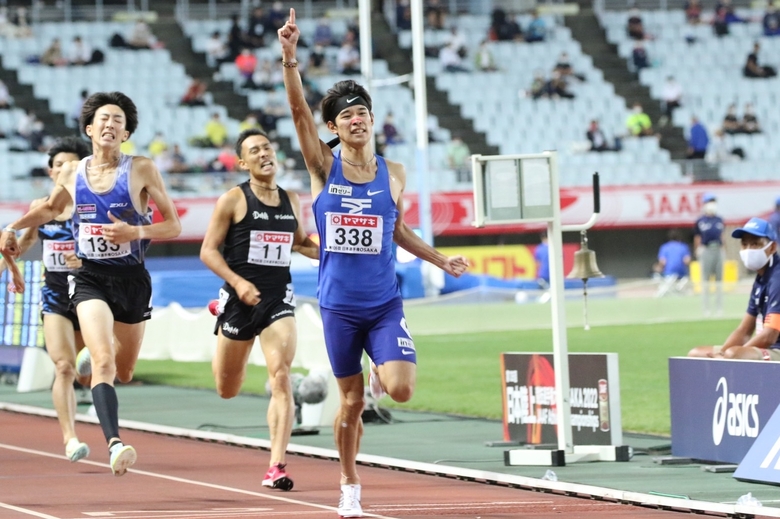 右手を挙げて飯澤千翔が歓喜の初優勝【男子1500m】