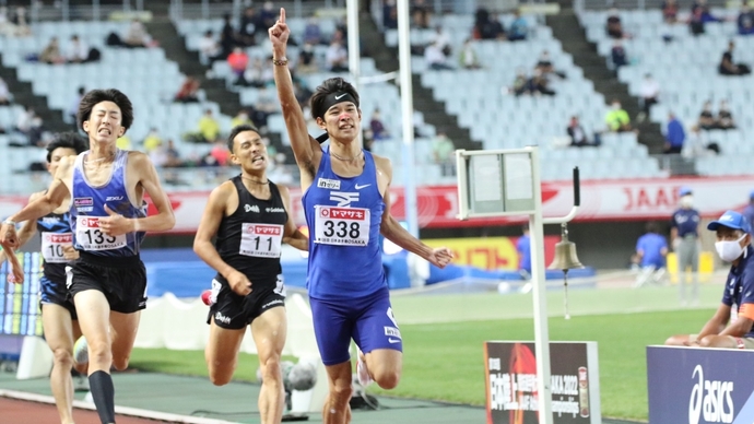 右手を挙げて飯澤千翔が歓喜の初優勝【男子1500m】