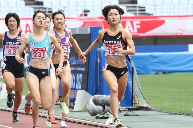 塩見綾乃が予選1組をトップで通過【女子800ｍ】