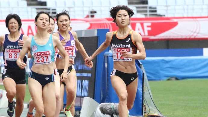 塩見綾乃が予選1組をトップで通過【女子800ｍ】