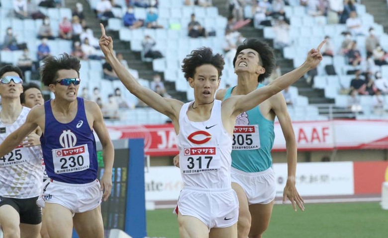 両手を挙げてフィニッシュする金子魅玖人【男子800m】