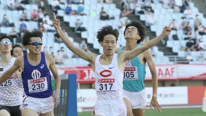 両手を挙げてフィニッシュする金子魅玖人【男子800m】