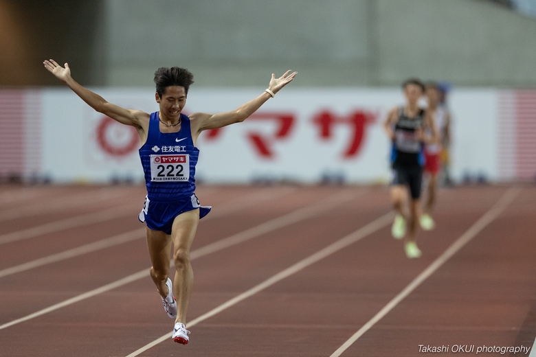 【大会1日目】両手を挙げてフィニッシュする遠藤日向【男子5000m】決勝