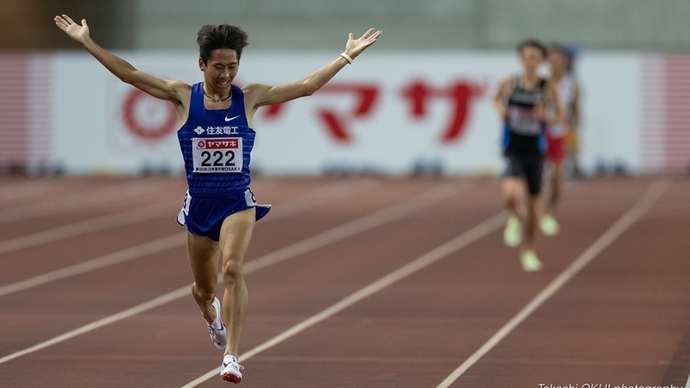 【大会1日目】両手を挙げてフィニッシュする遠藤日向【男子5000m】決勝