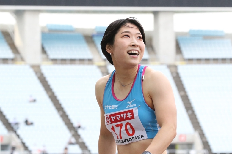 自身の大会記録を更新！笑顔の青木益未【女子100mH】