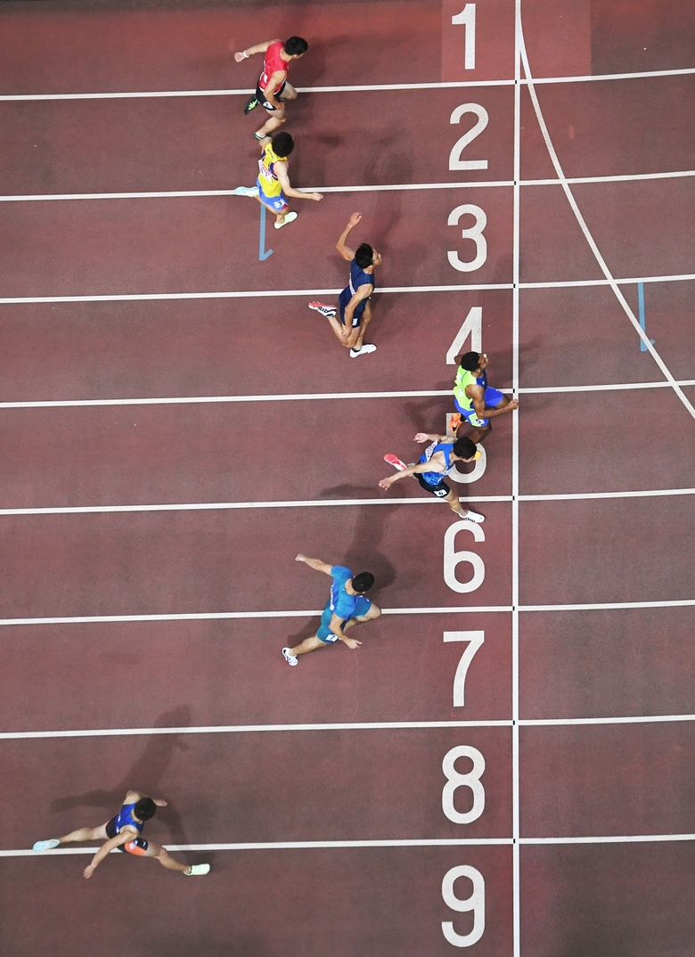 ゴールの瞬間を真上から【男子100m】