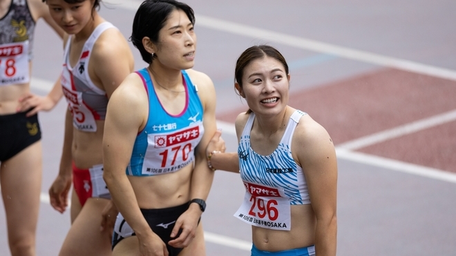 【大会3日目】電光掲示板を見つめる福部と青木【女子100mH】