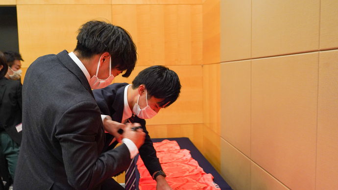 【陸連アワードの舞台裏】ファンの方へお渡しするTシャツにサイン：坂井隆一郎選手のサインは栁田大輝選手がサポートします！
