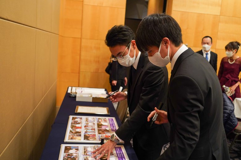 【陸連アワードの舞台裏】世界陸上メダリストは特別賞の織田裕二さん＆中井美穂さんの写真パネルにサイン：サインの場所を相談中