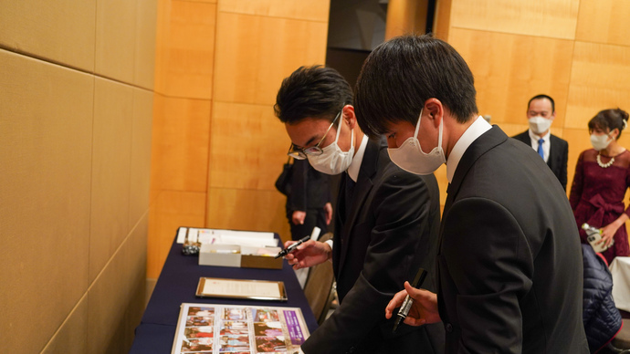 【陸連アワードの舞台裏】世界陸上メダリストは特別賞の織田裕二さん＆中井美穂さんの写真パネルにサイン：サインの場所を相談中