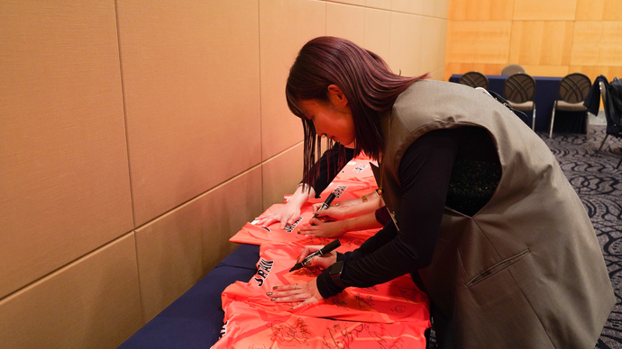 【陸連アワードの舞台裏】ファンの方へお渡しするTシャツへサイン：新人賞の福部真子選手が笑顔でサインに応じます！
