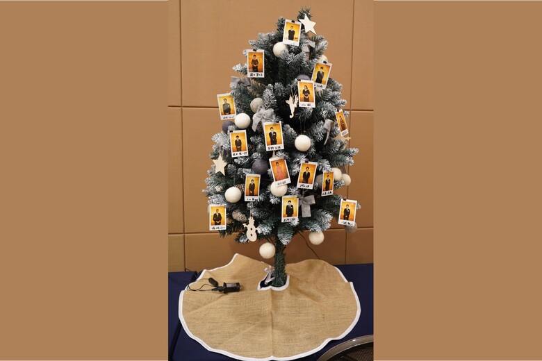 【陸連アワードの舞台裏】☆メリークリスマス☆ホワイエでは登壇選手のチェキを飾ったクリスマスツリーが来場者を迎えます