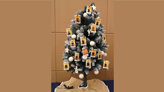 【陸連アワードの舞台裏】☆メリークリスマス☆ホワイエでは登壇選手のチェキを飾ったクリスマスツリーが来場者を迎えます