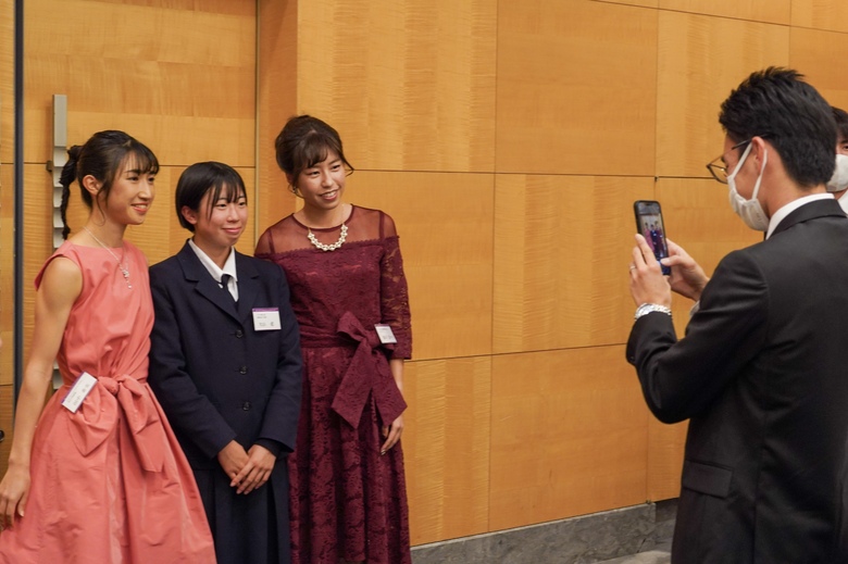 【陸連アワードの舞台裏】高校生の大山藍は田中希実・藤井菜々子と一緒に記念撮影：カメラマンは金メダリストの山西利和！