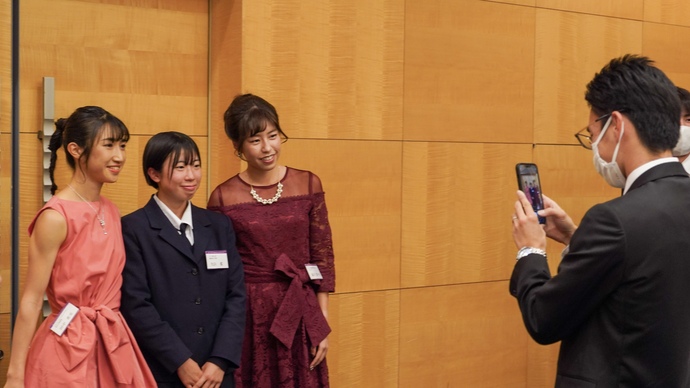 【陸連アワードの舞台裏】高校生の大山藍は田中希実・藤井菜々子と一緒に記念撮影：カメラマンは金メダリストの山西利和！